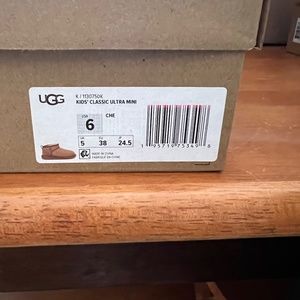 Girls Ugg ultra mini size 6